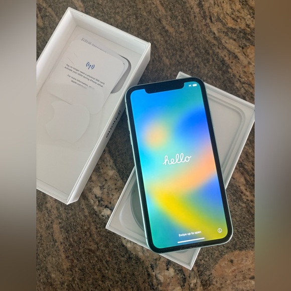 Apple iPhone 11 AT&T 128GB - Green - Picture 8 of 15